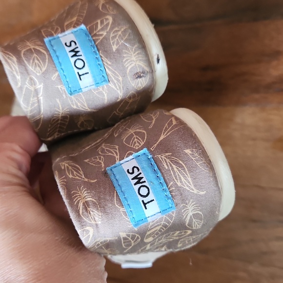 Tom's leaf print shoes - Picture 2 of 6